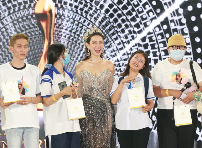 Toàn cảnh cuộc hội ngộ đầy xúc cảm của Hoa hậu Thùy Tiên với người hâm mộ quê nhà 