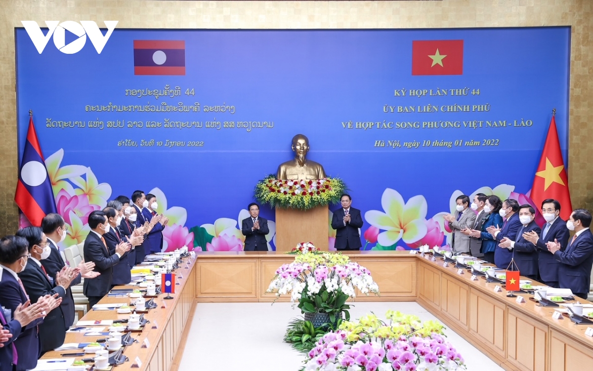 Thủ tướng Việt Nam và Lào chứng kiến lễ ký kết 9 văn kiện hợp tác giữa hai nước  