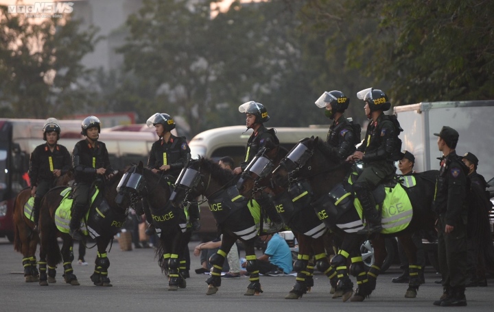 Cảnh sát cơ động kỵ binh bảo vệ an ninh chung kết AFF Cup 2022 tại sân Mỹ Đình