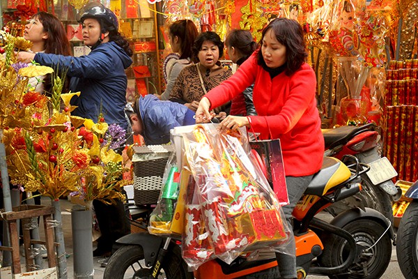 VIDEO: Sôi động thị trường hàng hóa phục vụ lễ cúng ông Công, ông Táo