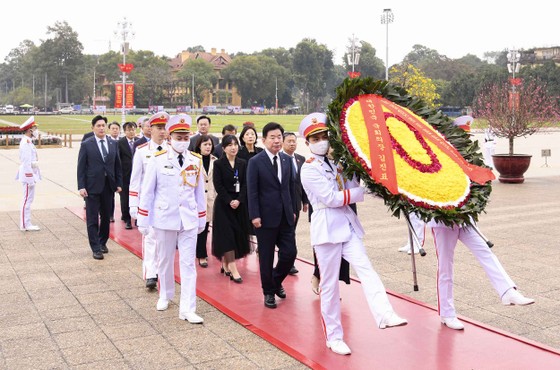 Chủ tịch Quốc hội Hàn Quốc Kim Jin Pyo và Phu nhân đặt vòng hoa, vào Lăng viếng Chủ tịch Hồ Chí Minh 