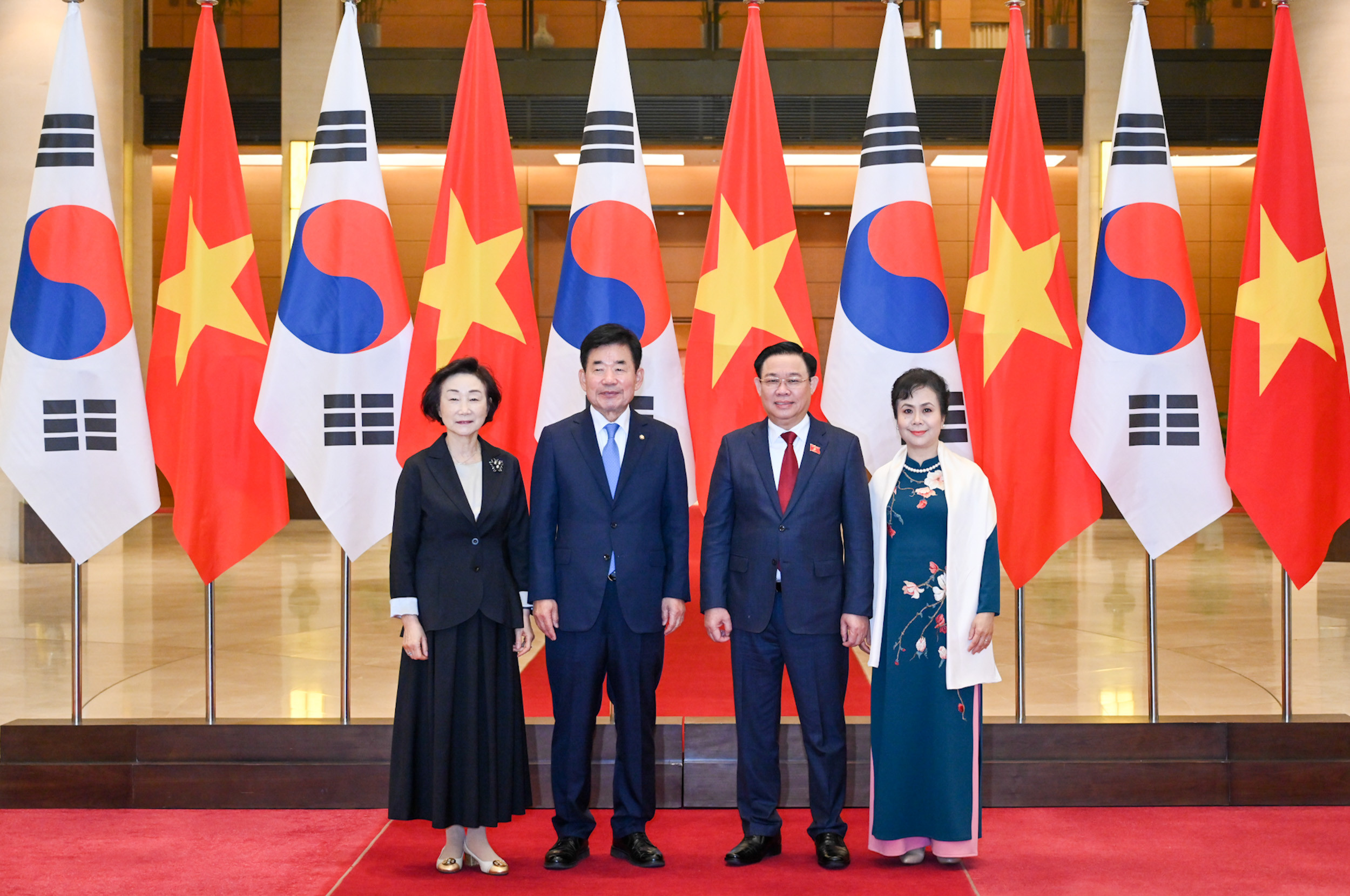  Chủ tịch Quốc hội và phu nhân chủ trì lễ đón Chủ tịch Quốc hội Hàn Quốc 
