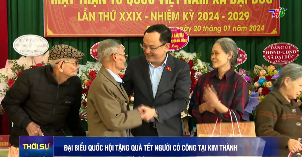 Đại biểu Quốc hội tặng quà tết người có công tại huyện Kim Thành 