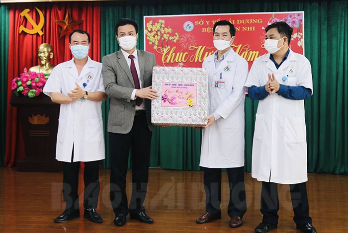 Chủ tịch UBND tỉnh thăm, tặng quà Bệnh viện Nhi Hải Dương