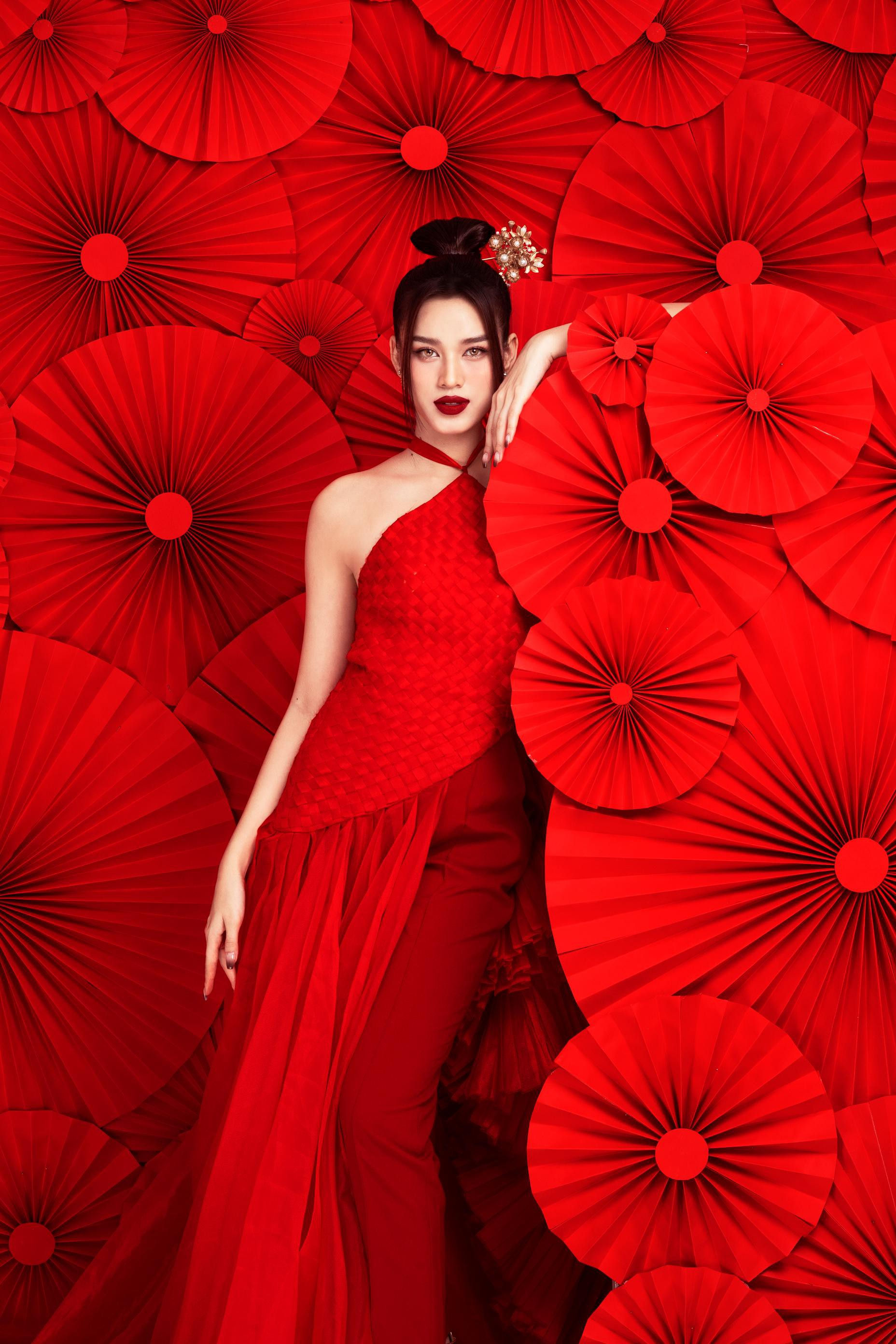 Hoa hậu Đỗ Thị Hà khoe nhan sắc quyến rũ, đẹp lạ trong bộ ảnh đón Tết Nhâm Dần 