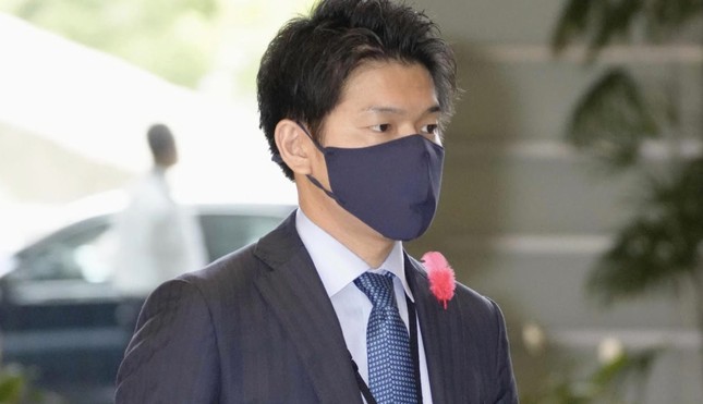 Con trai Thủ tướng Nhật Kishida bị chỉ trích vì đi shopping bằng xe công 
