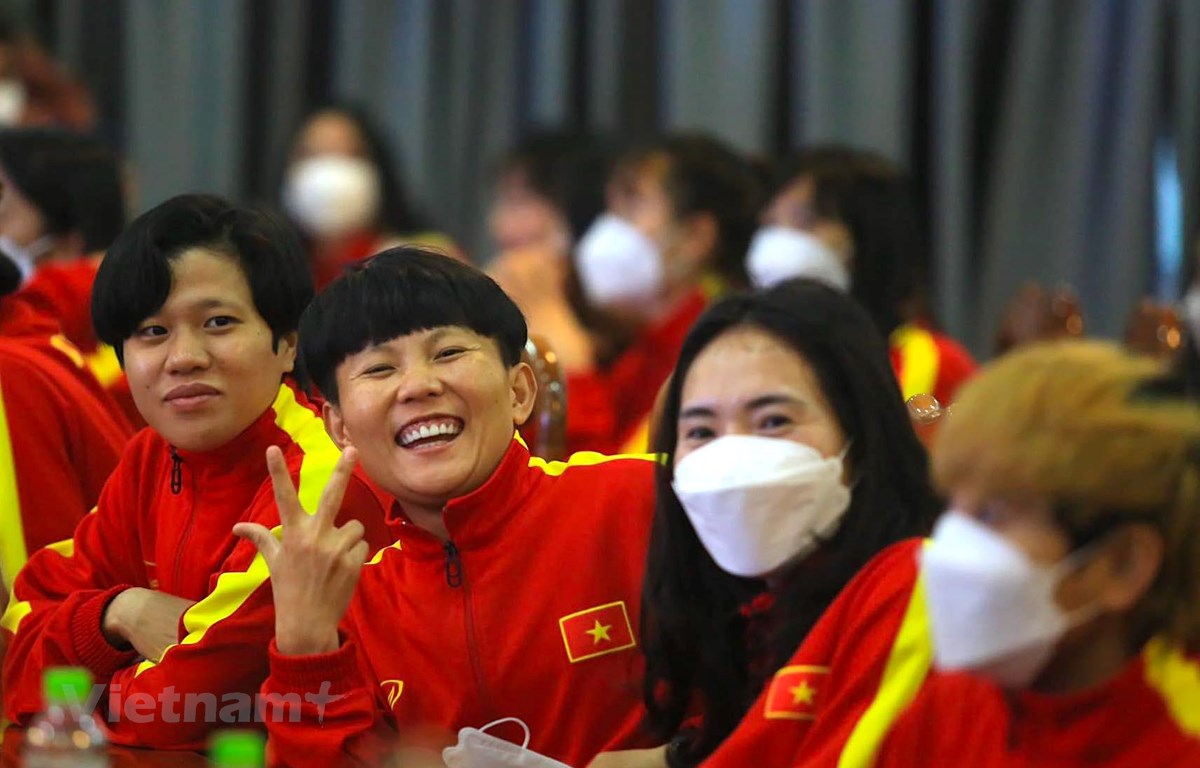 Đội tuyển nữ Việt Nam nhận ôfô, xe máy và khoảng 25 tỷ đồng tiền mặt