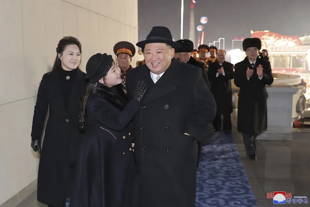 Những lần ông Kim Jong-un tự hào khoe con gái với công chúng 