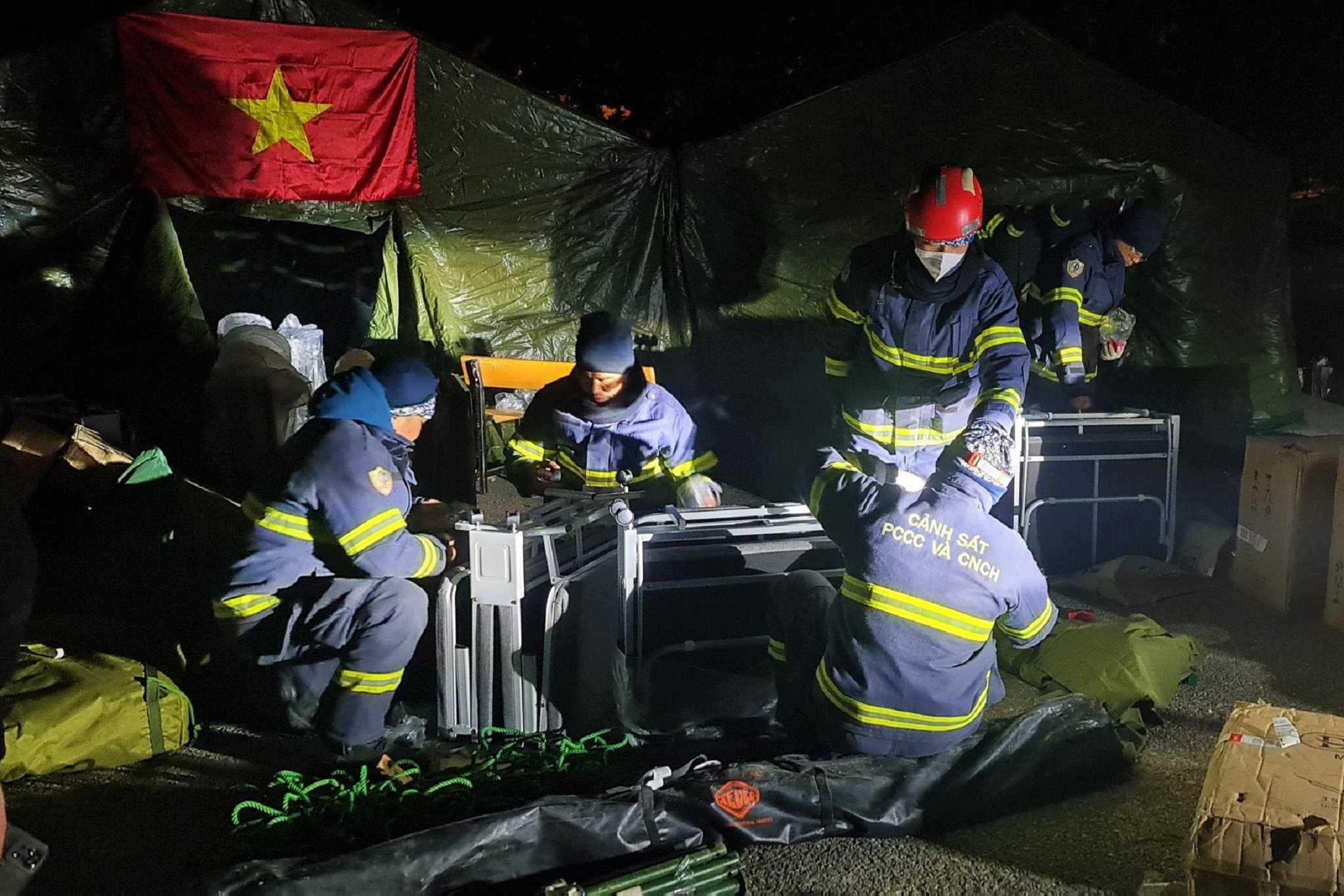 Cảnh sát cứu hộ Việt Nam cắt thép, lật bê tông tìm người bị vùi lấp tại Thổ Nhĩ Kỳ