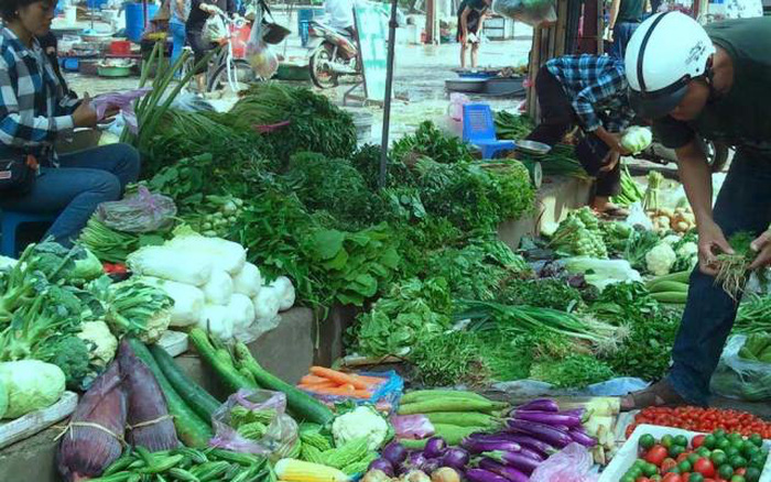 Giá rau xanh tại các chợ dân sinh bình ổn trở lại
