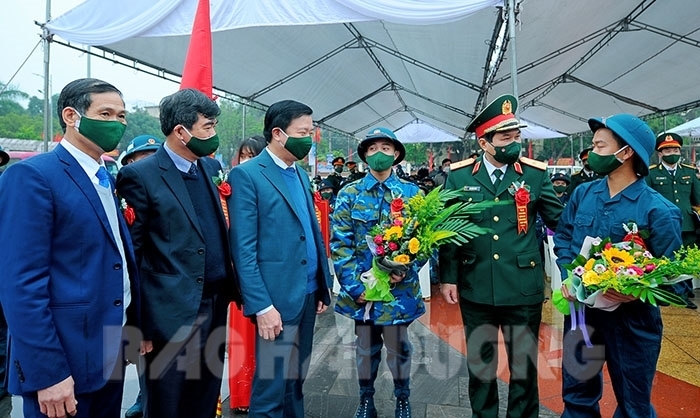Bí thư tỉnh ủy dự lễ giao nhận quân tại Thị xã Kinh Môn