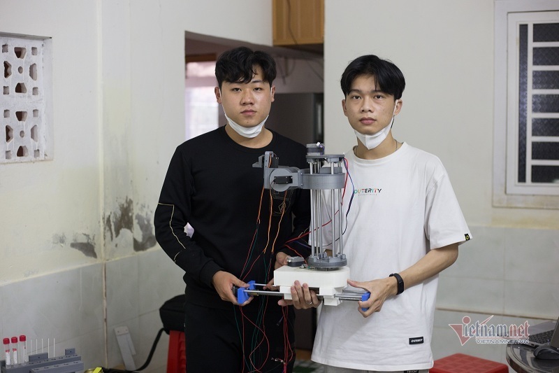 Robot lấy mẫu xét nghiệm Covid giá 20 triệu đồng của học sinh Quảng Trị