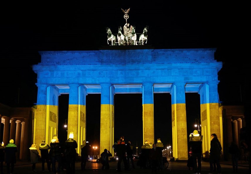 Pháp, Đức thắp sáng hình quốc kỳ Ukraine, bày tỏ ủng hộ Kiev