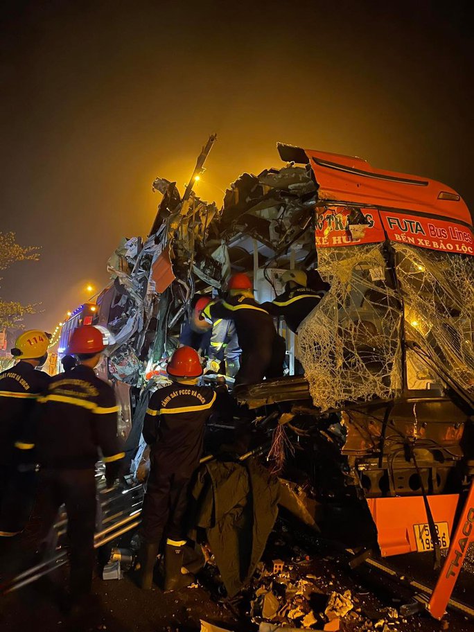 Xe khách tông xe tải ở Quảng Nam, 3 người chết, 13 người bị thương 