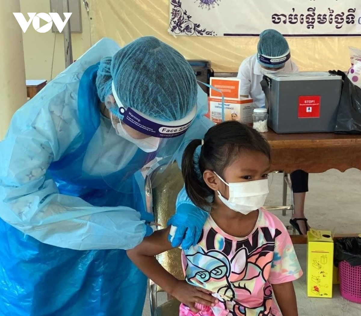 Hơn 32,8% trẻ em từ 3-5 tuổi tại Campuchia được tiêm vaccine COVID-19