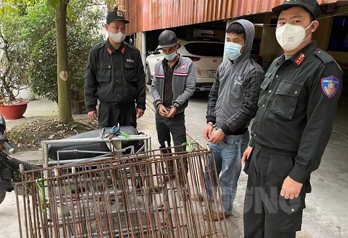 Cảnh sát cơ động Hải Dương bắt 2 đối tượng trộm rào sắt ở Hưng Yên