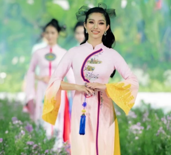 Á hậu Miss Globe 2022 Lâm Thu Hồng khoe sắc với áo dài 