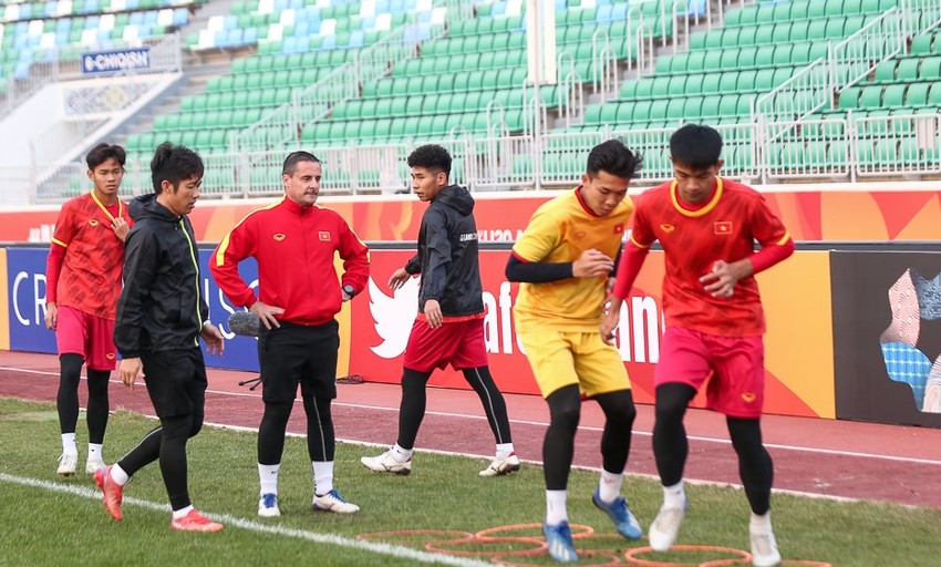 U-20 Việt Nam căng như dây đàn  
