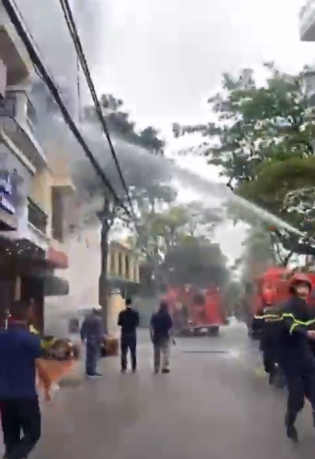 VIDEO: Dập tắt đám cháy tại nhà ở kết hợp kinh doanh của người dân