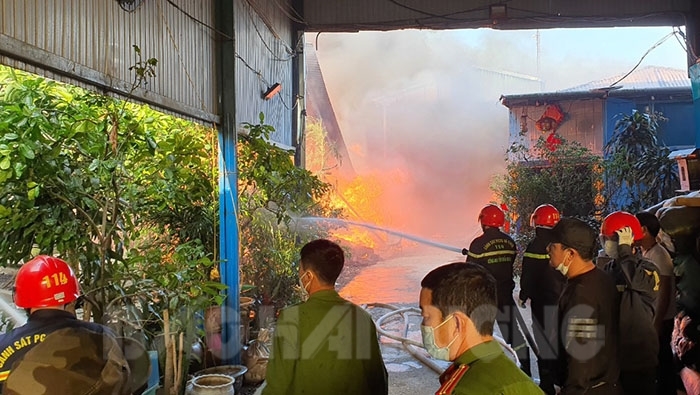 Nam Sách xảy ra cháy lớn tại Công ty Hồng Ngọc