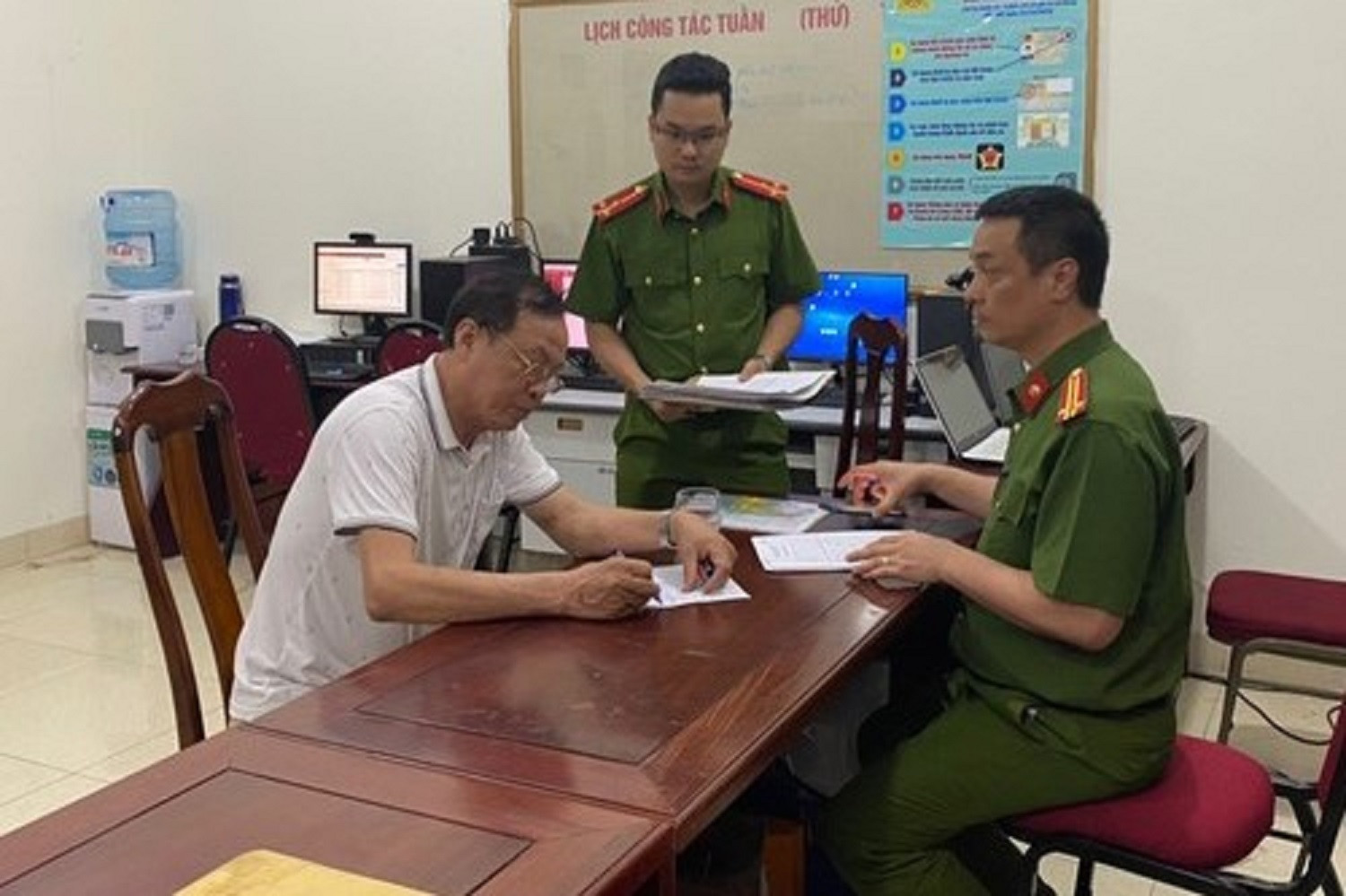 Khởi tố vụ án, tạm giữ hình sự tài xế ô tô đâm 17 xe máy ở Hà Nội 
