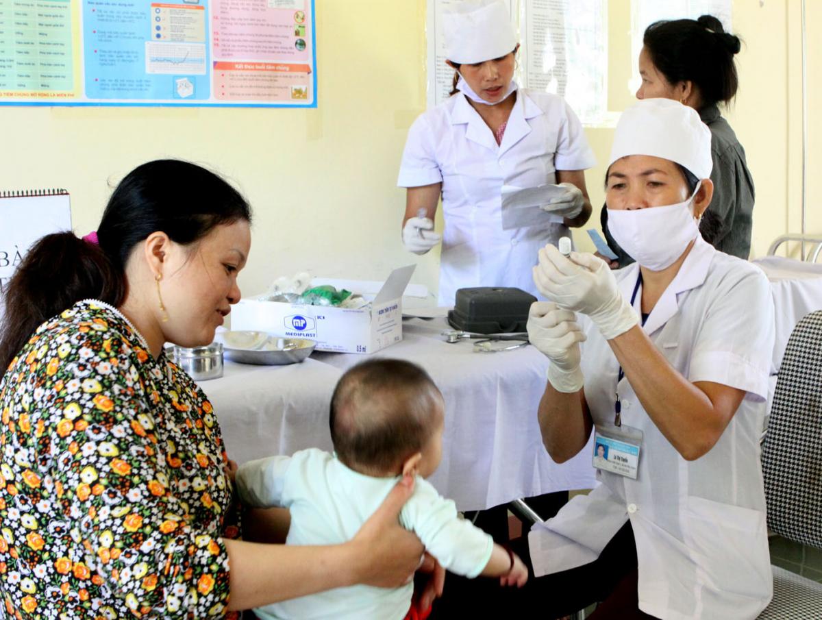Việt Nam có nguy cơ cao xâm nhập bại liệt hoang dại, khẩn trương tiêm vaccine cho trẻ