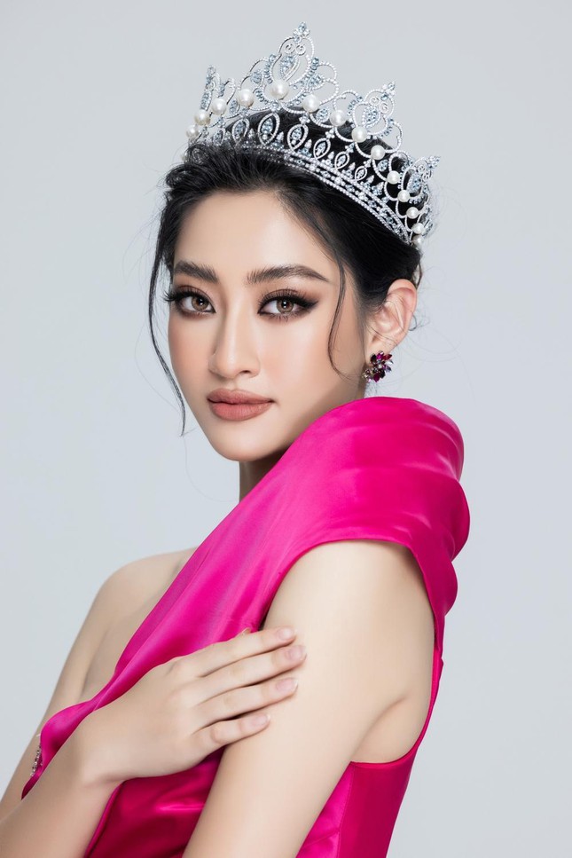 Giải thưởng, vương miện Miss World Vietnam và Miss Universe Vietnam, bên nào giá trị hơn?  