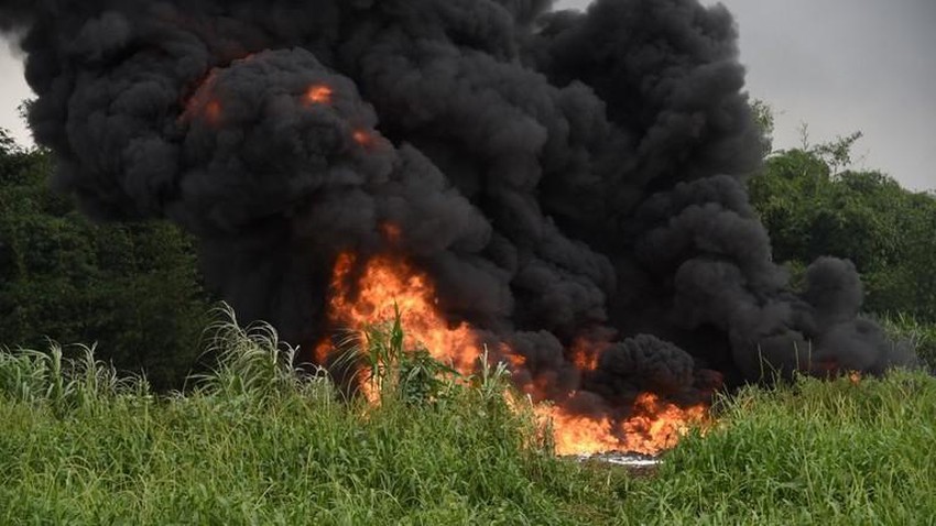 Nổ tại nhà máy lọc dầu trái phép ở Nigeria, hơn 100 người chết 