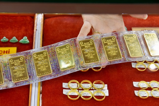Giá vàng trong nước giảm nhẹ, vàng thế giới tiếp tục tăng 