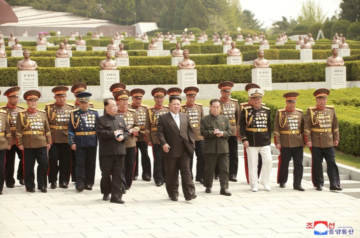 Ông Kim Jong-un kêu gọi tăng cường sức mạnh quân đội 