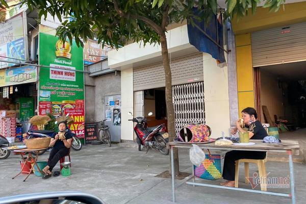 Khách vô tư ngồi nhậu mặc lệnh giãn cách xã hội ở Thái Bình