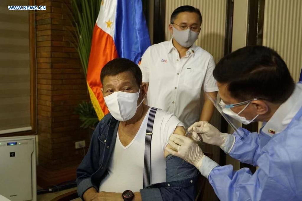Tổng thống Philippines xin lỗi vì tiêm vaccine COVID-19 chưa cấp phép