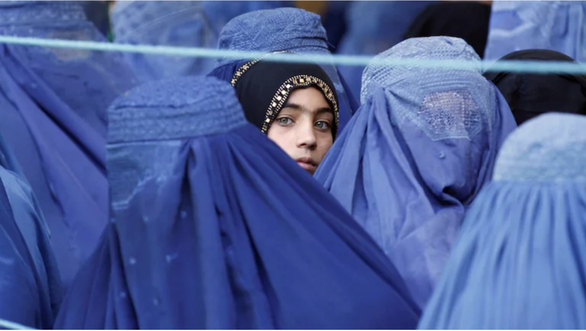Taliban lại buộc phụ nữ che kín mặt khi đi ra ngoài