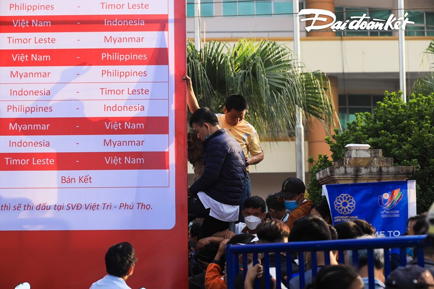 Người hâm mộ xếp hàng 12 tiếng xuyên đêm chờ mua vé trận đấu của đội tuyển U23 Việt Nam
