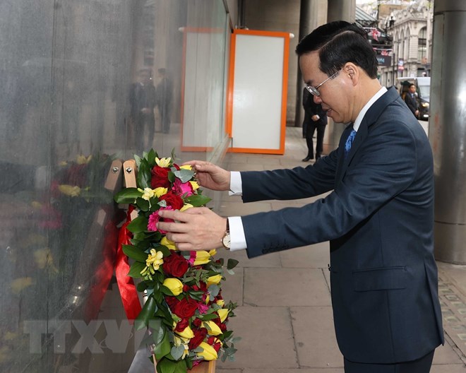 Chủ tịch nước đặt hoa tại Biển tưởng niệm Bác Hồ ở thủ đô London 
