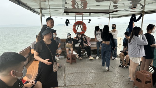 Gần 2.000 du khách đang mắc kẹt trên biển Vân Đồn - Quan Lạn
