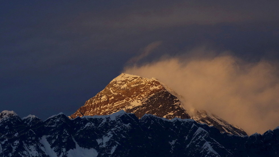 Trung Quốc lập 'dải phân cách' trên đỉnh Everest ngăn COVID-19 lan từ Nepal 