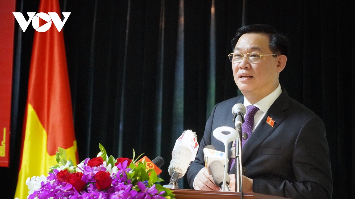 Chủ tịch Quốc hội gặp cộng đồng doanh nghiệp Việt Nam tại Lào 