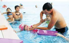 Đào tạo kỹ năng bơi lội cho trẻ trong mùa hè