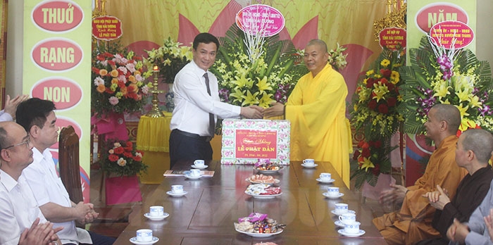 VIDEO: Chủ tịch UBND tỉnh Triệu Thế Hùng thăm tặng quà nhân ngày Phật Đản