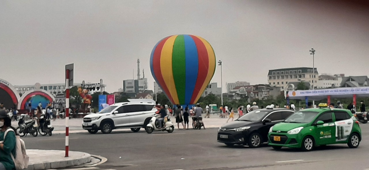 Người dân thích thú với trải nghiệm bay khinh khí cầu