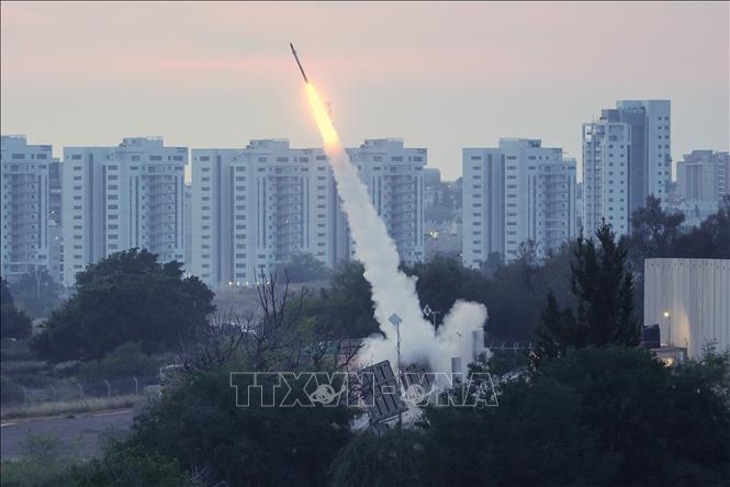 Hàng chục quả rocket phóng sang lãnh thổ Israel 
