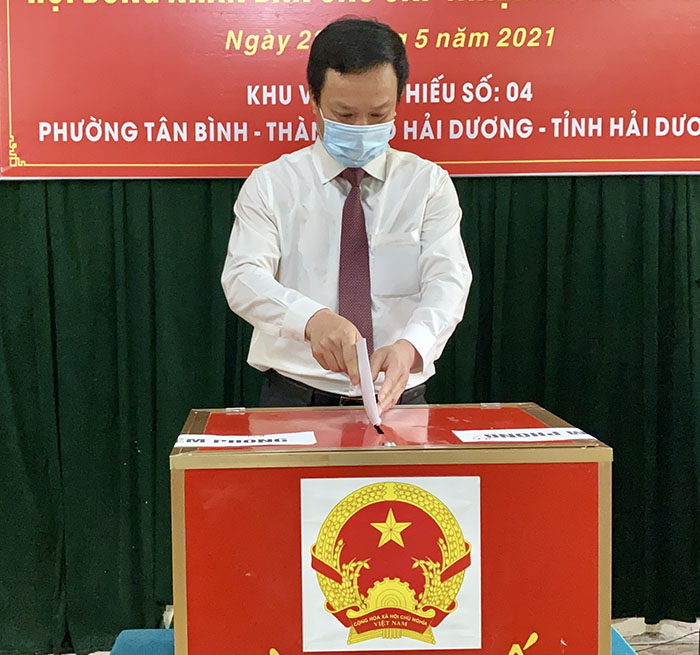 Phó bí thư Tỉnh ủy Triệu Thế Hùng bỏ phiếu bầu cử tại phường Tân Bình