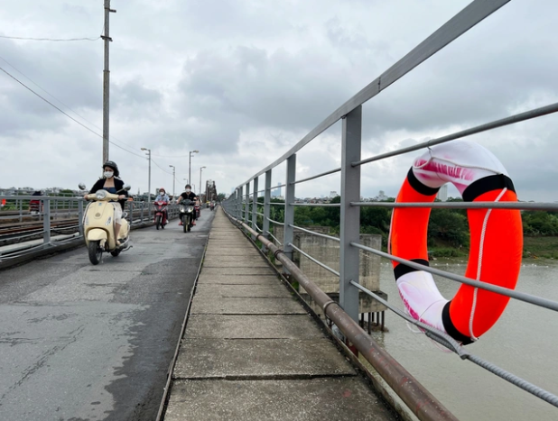 33 chiếc phao cứu sinh xuất hiện trên các cây cầu ở Hà Nội và câu chuyện ý nghĩa đằng sau 