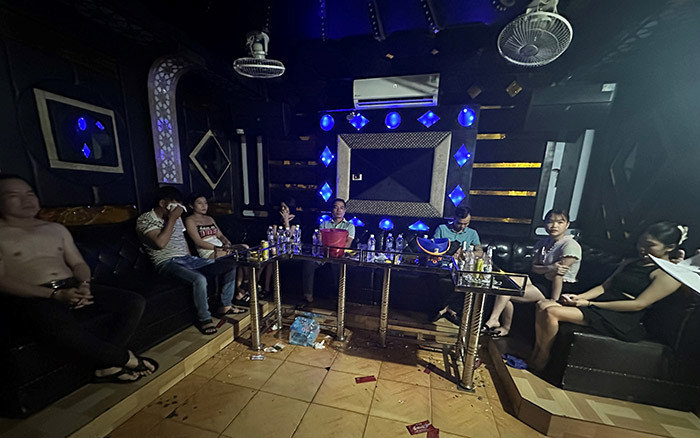 Phát hiện 8 nam, nữ tụ tập sử dụng trái phép chất ma túy tại quán karaoke