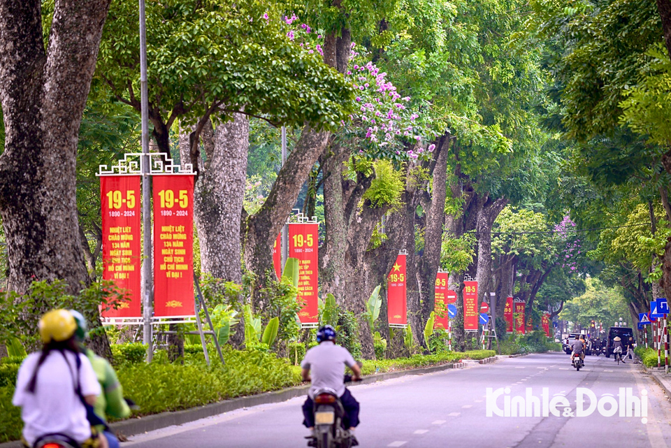 Trang hoàng cờ hoa kỷ niệm 134 năm Ngày sinh Chủ tịch Hồ Chí Minh 