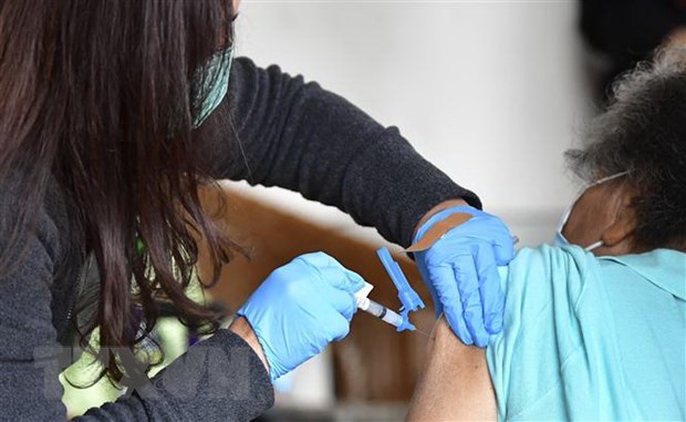 Mỹ: Bang California thưởng tiền khuyến khích người dân tiêm vaccine