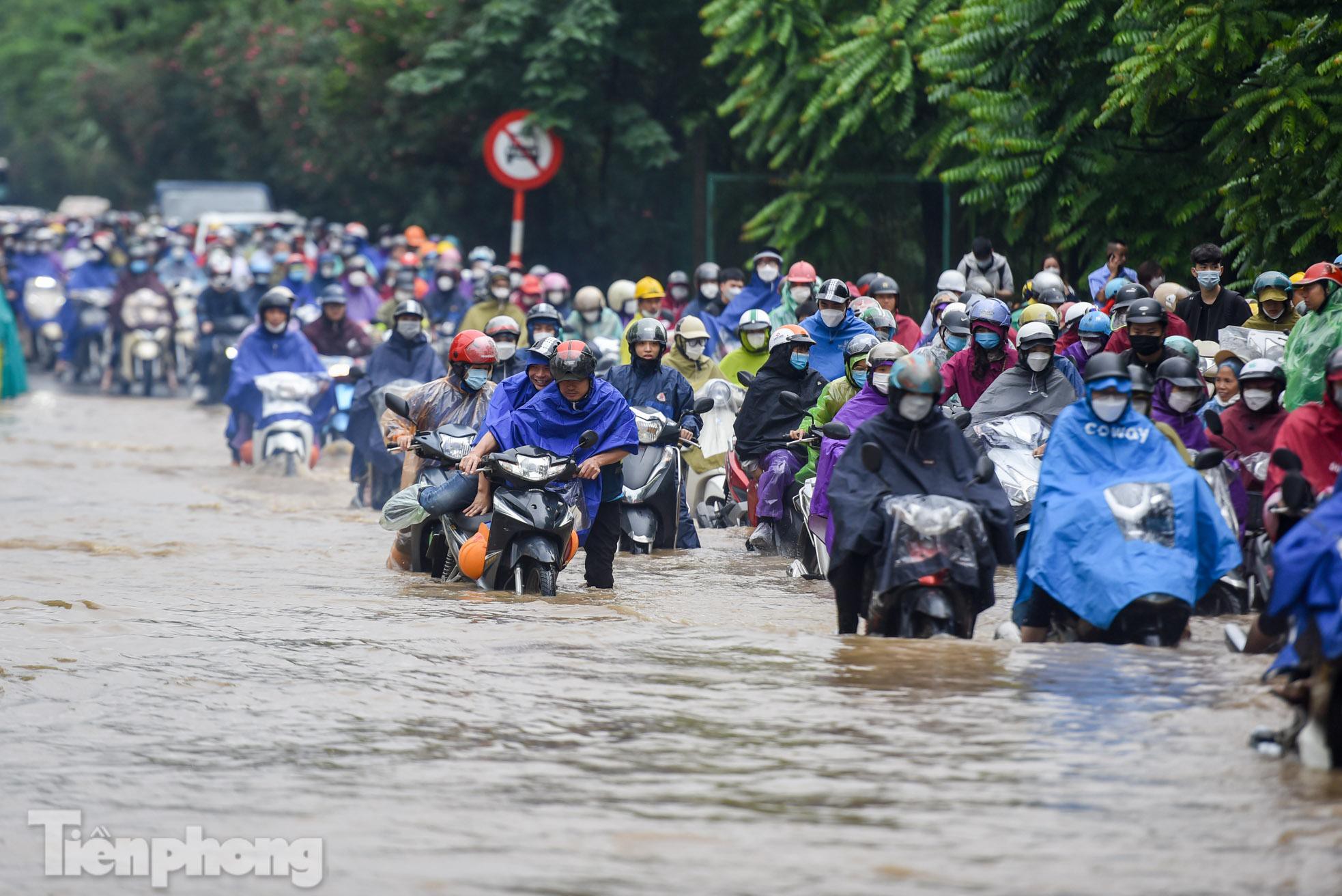 Đại lộ Thăng Long chìm trong biển nước, phương tiện chết máy hàng loạt