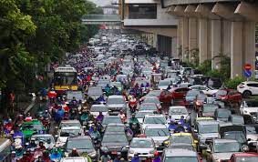 Mưa dầm dề, đường phố Hà Nội thành bãi đỗ xe khổng lồ