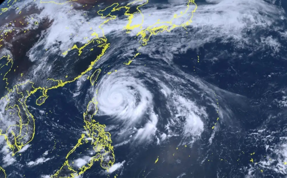 Hàng nghìn người Philippines sơ tán khi siêu bão Mawar ập đến